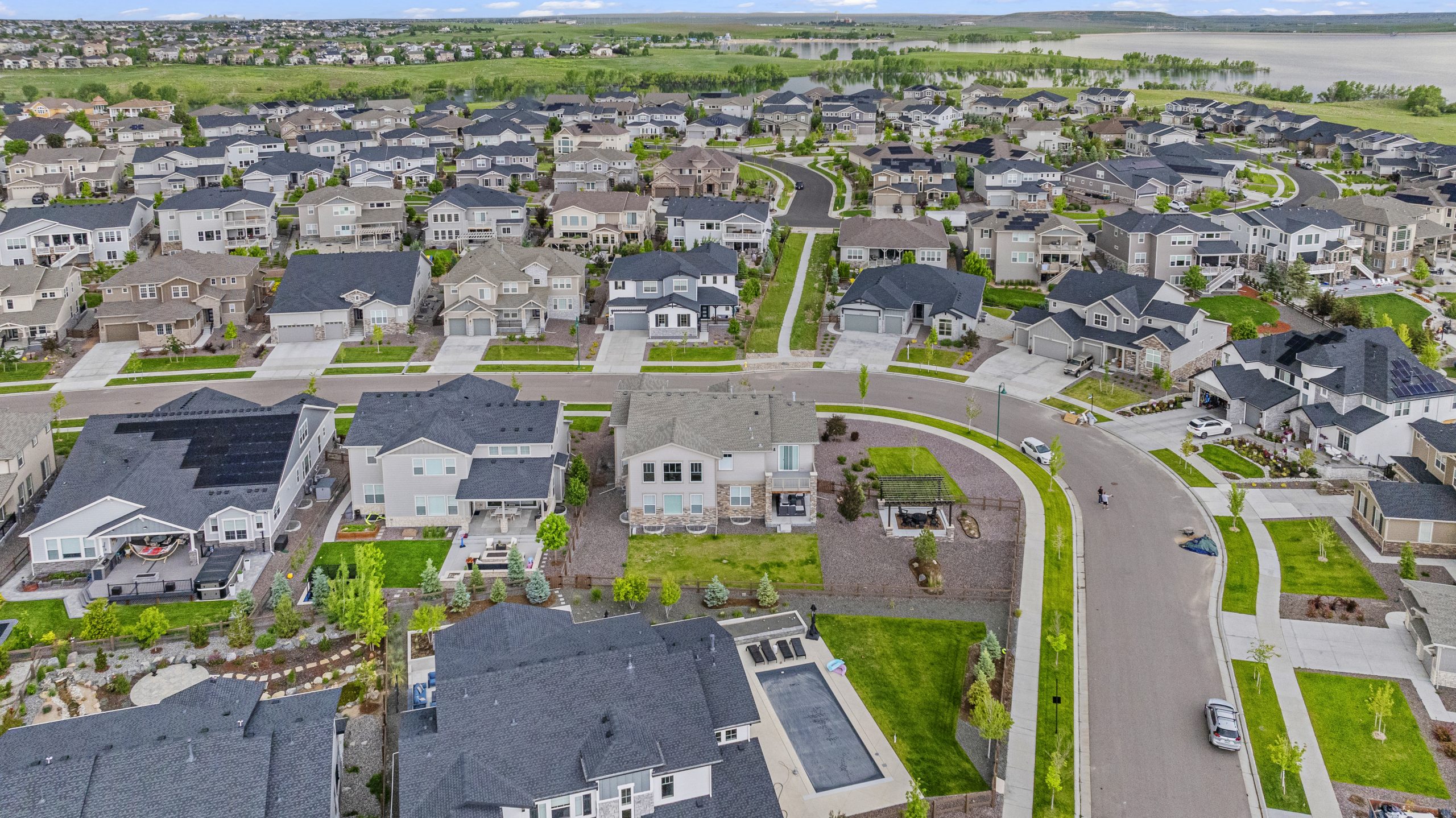 Elevated panorama of cul-de-sac, lake backdrop, and adjacent yards
